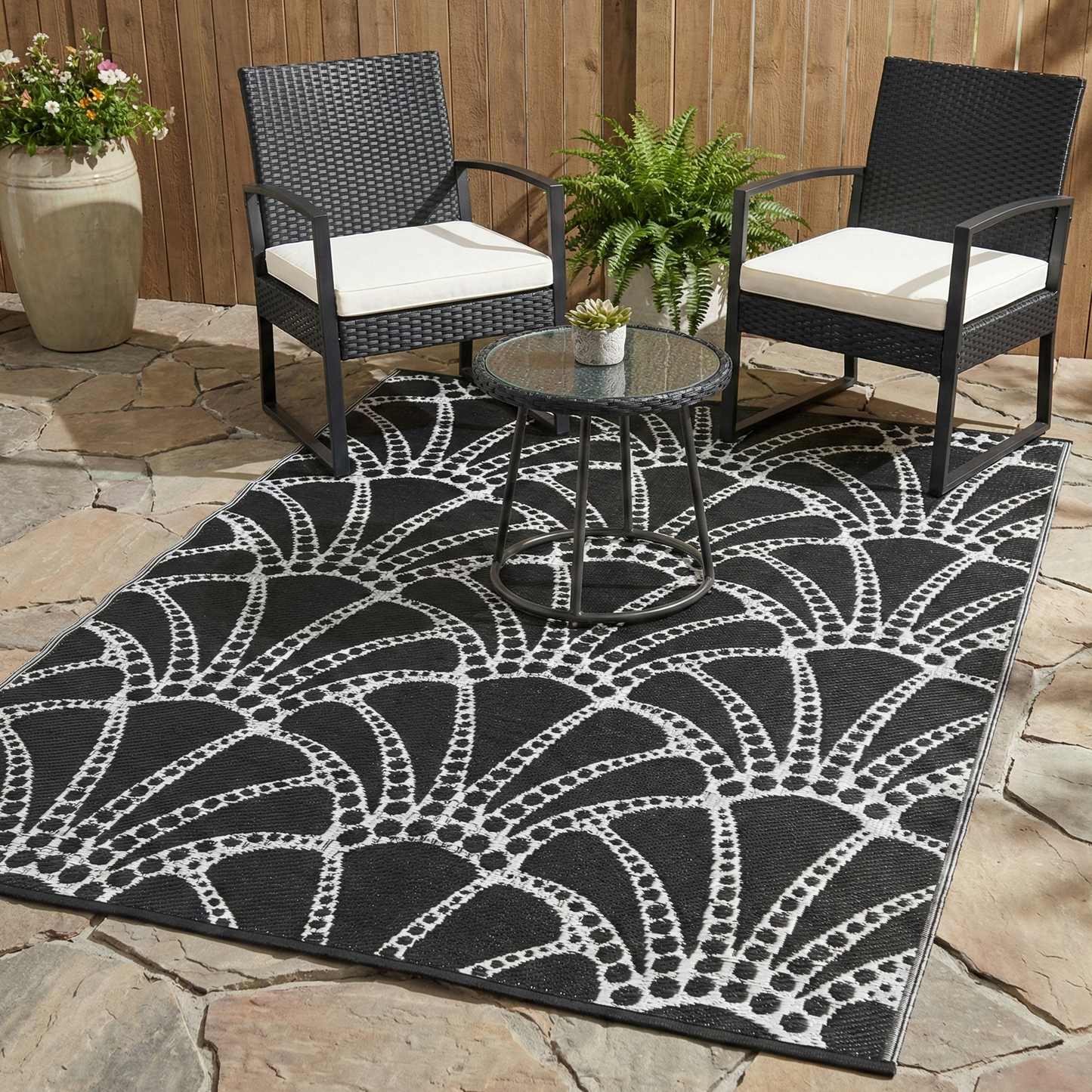 Scallop Black & White